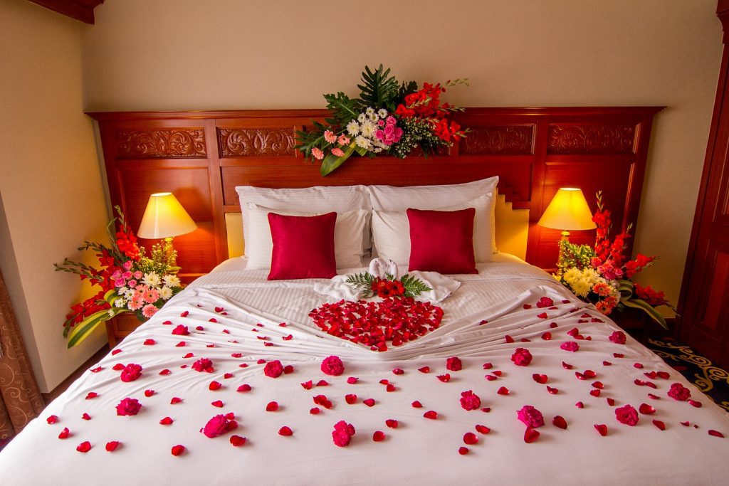 اتاق خواب تزئین شده با شمع و گل