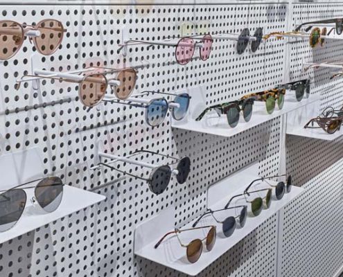 در دکوراسیون عینک فروشی باید از قفسه‌های گوناگون استفاده شود (2)